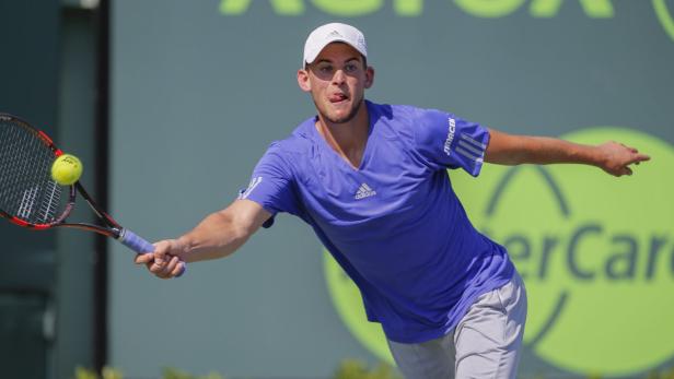 Dominic Thiem schlägt einen Tennisball während eines Spiels.