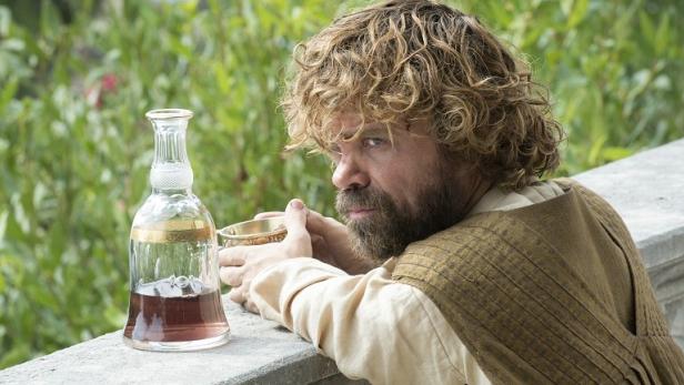 Peter Dinklage als Tyrion Lennister in „Game of Thrones“ mit einem Glas Wein.