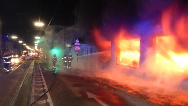 Die Feuerwehr in Meidling beim Brand eines Autohauses