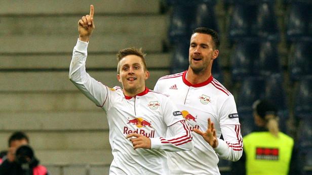 Zwei Fußballspieler von Red Bull jubeln auf dem Spielfeld.