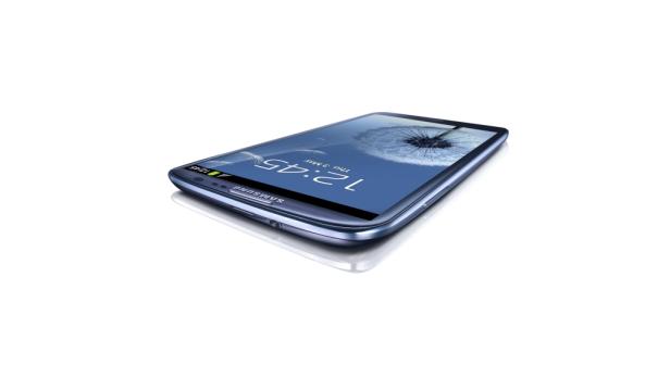 Ein Samsung Galaxy S3 Smartphone liegt auf einer weißen Oberfläche.