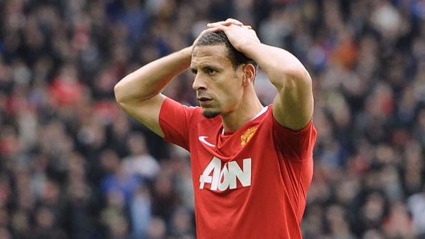 Rio Ferdinand, ein Fußballspieler von Manchester United, wirkt frustriert.