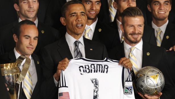 Barack Obama und David Beckham halten ein Trikot mit dem Namen „Obama“.
