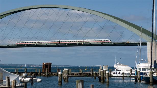 Ein ICE fährt über die Fehmarnsundbrücke.