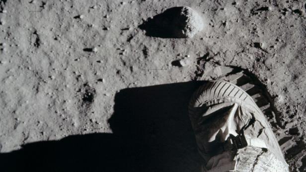 Buzz Aldrin fotografiert seinen eigenen Stieflabdruck im Mondstaub.  
