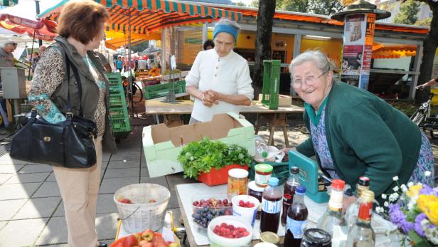Markt-Original: Margarete Purner (re.) aus Altenberg verkauft seit 60 Jahren auf dem Linzer Südbahnhofmarkt