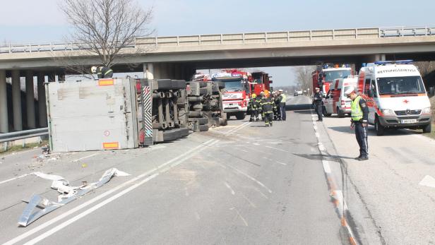 Die B54 musste im Unfallbereich gesperrt werden.