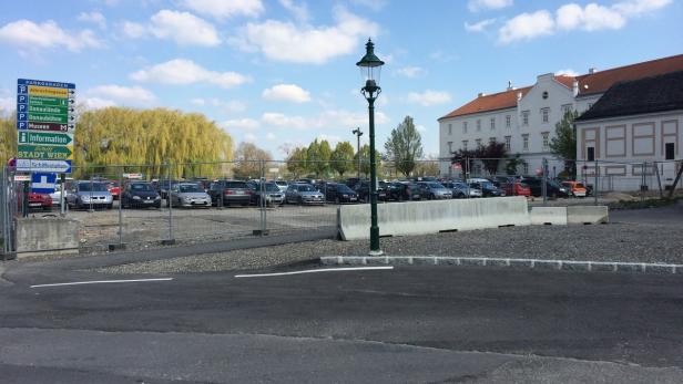 Derzeit wird das Grundstück noch als Parkplatz genutzt. Bis Ende 2017 soll hier das Hotel errichtet werden