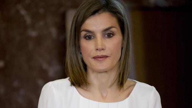 Ein Porträt von Königin Letizia von Spanien mit schulterlangem, braunem Haar.