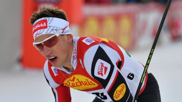 Ein Langläufer während eines Wettkampfs mit Skibrille und Stirnband.