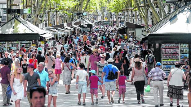 Touristen auf den Ramblas, Barcelonas berühmter Flaniermeile
