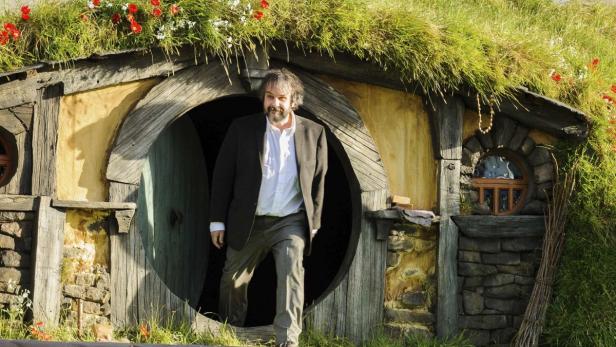 Peter Jackson steht vor einer Hobbithöhle in Hobbiton.