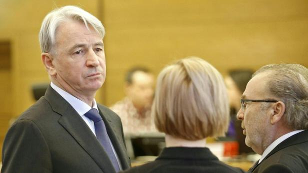 Ex-Banker Wolfgang Kulterer mit seinen Anwältenam Beginn des Prozesses - jetzt wurde er freigesprochen.