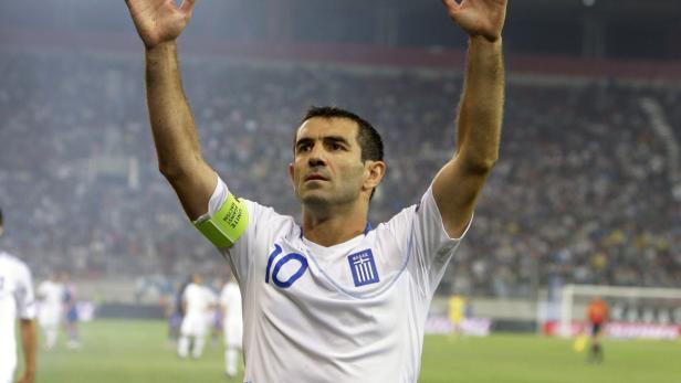 Ein griechischer Fußballspieler mit der Nummer 10 jubelt auf dem Spielfeld.