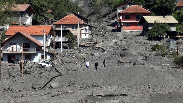 Wasser und Schlamm haben in Serbien und Bosnien Tausende Häuser zerstört.