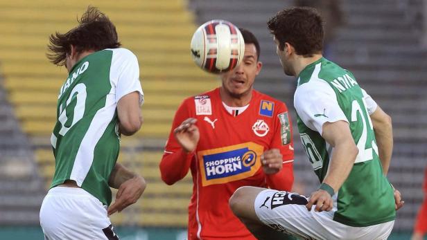 Ein Fußballspieler köpft den Ball während eines Spiels.