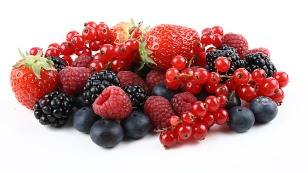 Eine Mischung aus frischen Beeren wie Erdbeeren, Himbeeren, Blaubeeren, Brombeeren und Johannisbeeren.