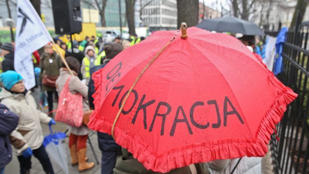Die Opposition droht mit der Belagerung der Kanzlei der Regierungschefin