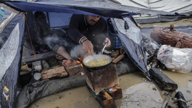 Mehr als 1000 Flüchtlinge haben Idomeni an der griechisch-mazedonischen Grenze verlassen, Tausende sitzen entlang der Balkanroute fest.