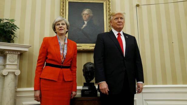 Theresa May und Donald Trump posieren in einem Raum mit einem Porträt von Thomas Jefferson.