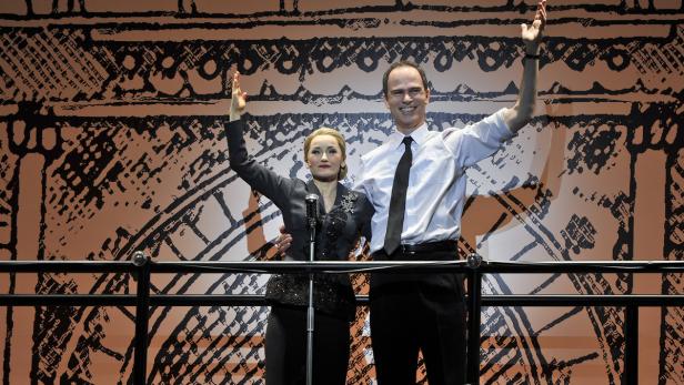 Katharine Mehrling als &quot;Evita Peron&quot; und Thomas Borchert als &quot;Peron&quot;