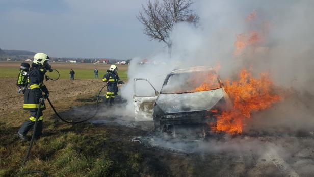 Feuerwehrleute löschten Vollbrand