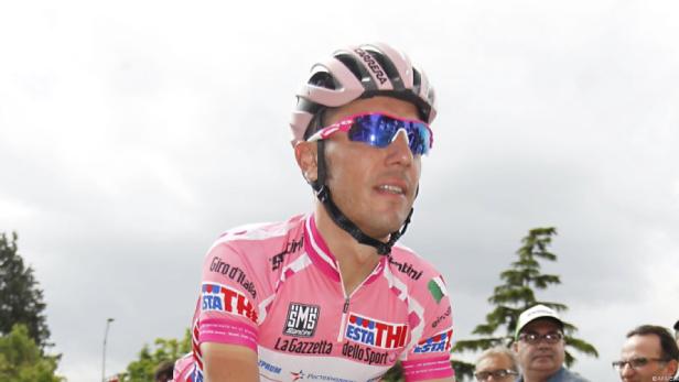 Ein Radrennfahrer im rosa Trikot und Helm während des Giro d'Italia.