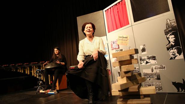 Anita Zieher als Rosa Luxemburg und Ingrid Oberkanins als kongeniale Percussionistin