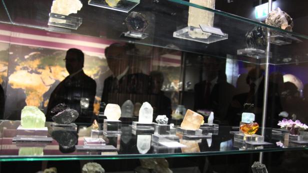 Verschiedene Mineralien und Edelsteine sind in einer Vitrine ausgestellt.
