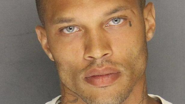 Porträt von Jeremy Meeks mit hellen Augen und einer Träne als Tätowierung im Gesicht.