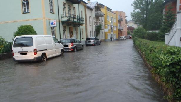 Überflutete Straße am Sonntag in Bad Ischl (OÖ)