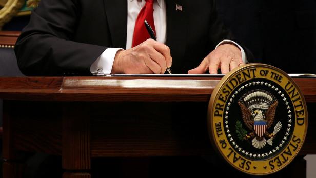 Donald Trump unterschreibt ein Dekret