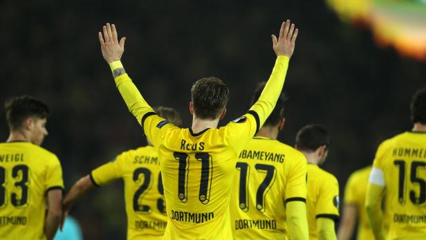 Marco Reus jubelt mit erhobenen Armen im gelben Trikot von Borussia Dortmund.