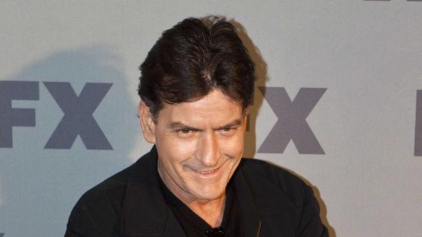 Porträt von Charlie Sheen vor einem FX-Logo.