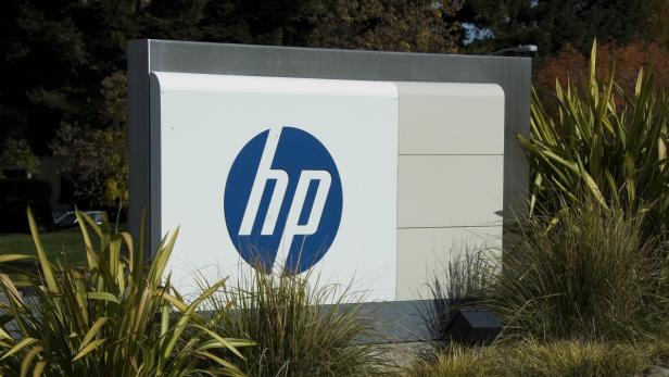 Ein Schild mit dem HP-Logo vor einem Bürogebäude.