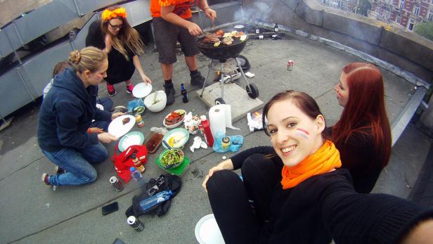 Sabine Brunnmair, Trendscout der 1. Generation, während ihres Auslandssemesters in Dänemark beim Grillen auf der Dachterasse.