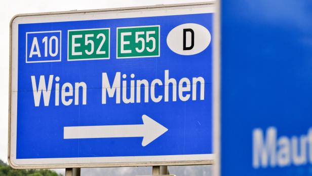Ein blaues Schild weist den Weg nach Wien und München.
