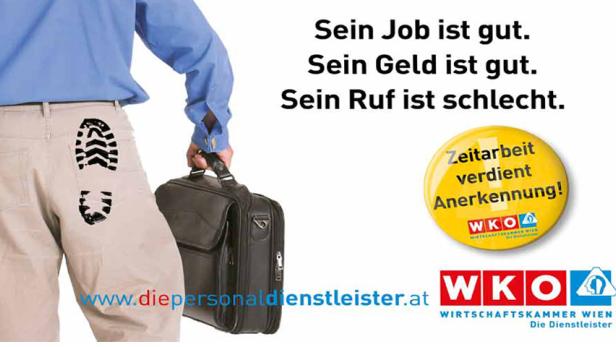 Ein Mann mit einem Schuhabdruck auf seiner Hose trägt eine Aktentasche.