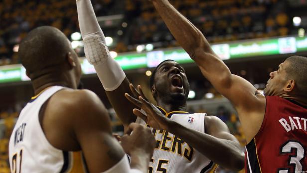 Ein Basketballspieler der Indiana Pacers wird von zwei Spielern der Miami Heat bedrängt.