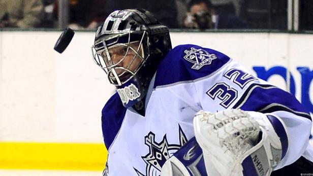 Ein Eishockeytorwart der Los Angeles Kings wehrt einen Puck ab.