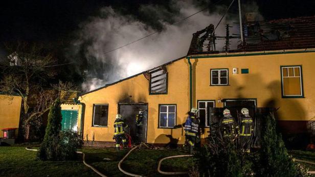 Feuerwehr bei der Brandbekämpfung
