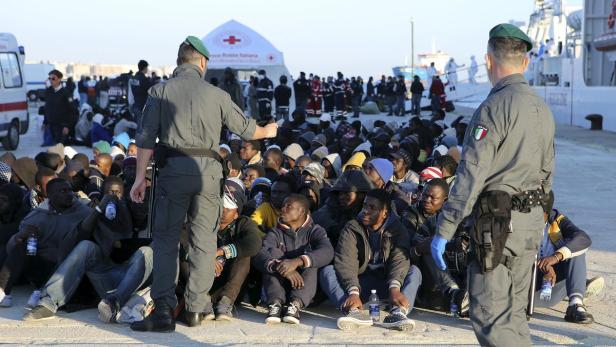 Die italienische Polizei mit Migranten aus Afrika: Die Gewerkschaft SIULP kritisiert Österreich wegen der strengen Flüchtlingskontrollen am Brennerübergang.