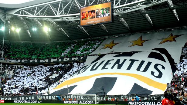 Ein großes Banner mit dem Juventus-Logo im Juventus-Stadion.