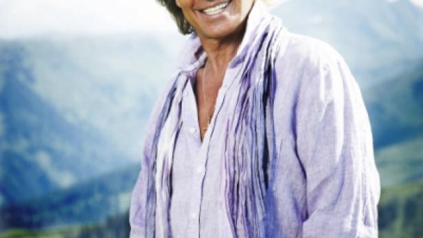 Dieter Bohlen lächelt vor einem Bergpanorama.
