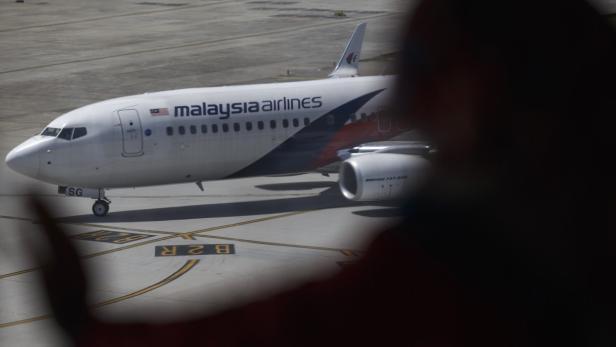 Eine Boeing 737-800 der Malaysia Airlines steht auf dem Rollfeld.