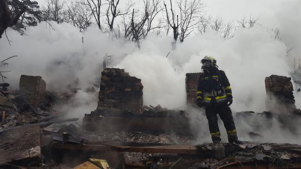 Hausbesitzer und Hund konnten gerettet werden, das Gebäude wurde ein Raub der Flammen