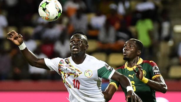 Sadio Mané im Spiel um den Ball mit einem Gegenspieler.