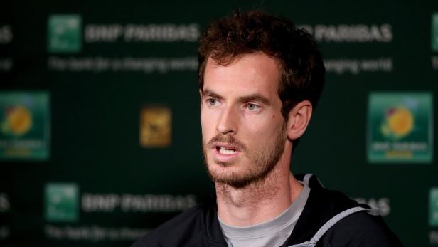 Andy Murray bei einer Pressekonferenz vor einem grünen Hintergrund.