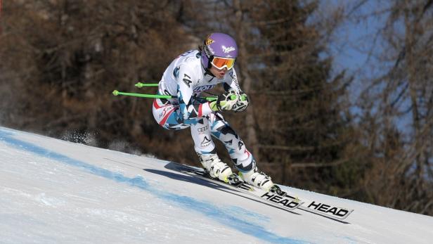 Eine Skirennläuferin fährt einen Hang hinunter.