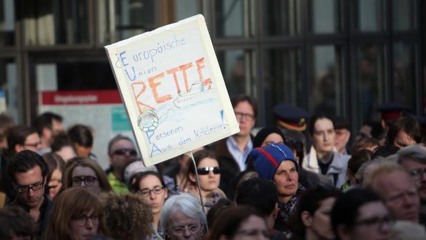 Zahlreiche Menschen besuchen am Montag, die Gedenk-Veranstaltung für die Opfer der Flüchtlingskatastrophe.